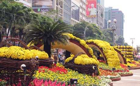 ນະຄອນໂຮ່ຈິມິນ: ຖະໜົນດອກໄມ້, ຖະໜົນປື້ມບຸນເຕັດປີມະແມດ້ວຍສີສັນຫຼາກຫຼາຍ ແລະ ຟົດຟື້ນມ່ວນຊື່ນ